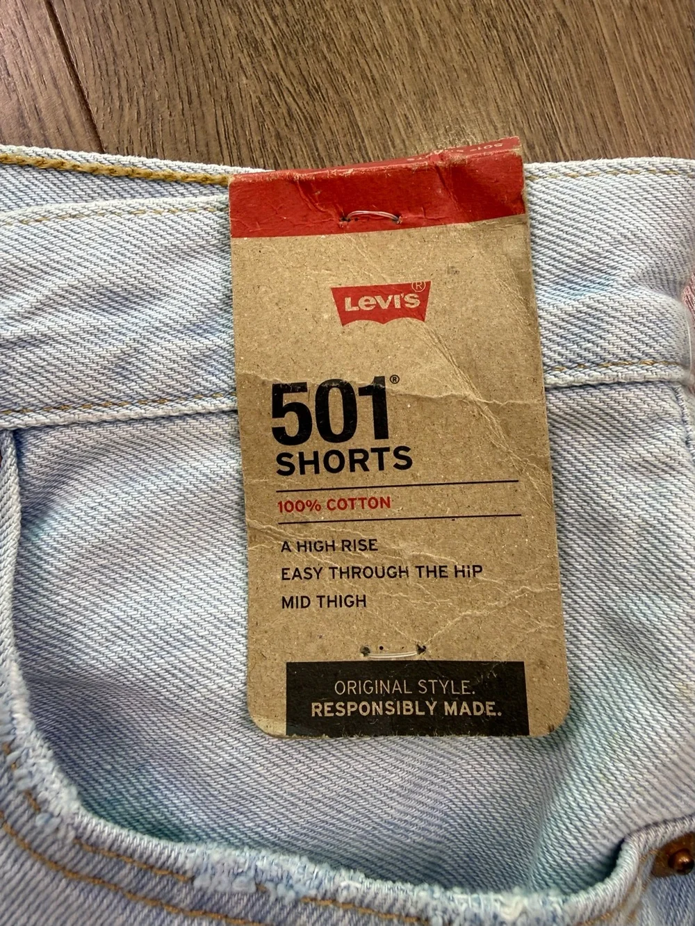 NWT Levi’s 501 Mid Thigh Women's Shorts Light Wash Distressed Size 28